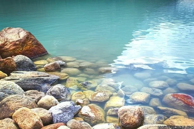 rocks-in-lake-louise